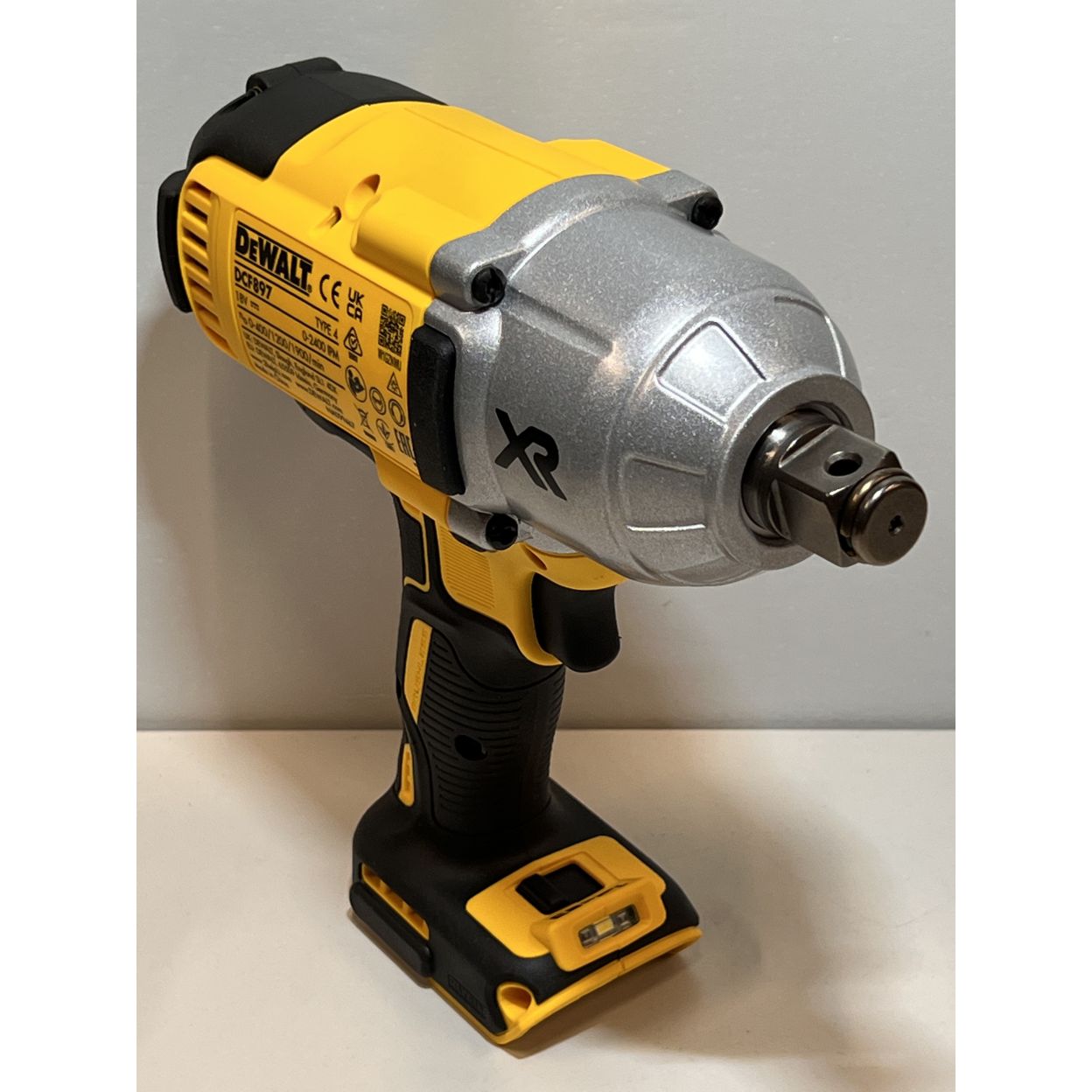 Аккумуляторный гайковерт DEWALT DCF897NT, 18 В, 1627 Нм, 2400 уд/мин, без АКБ и ЗУ, в кейсе TSTAK (УЦЕНЕННЫЙ ТОВАР) (DCF897NT-XJ/U)