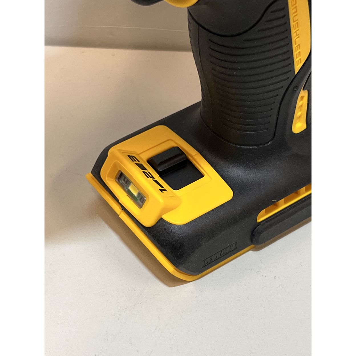 Аккумуляторный гайковерт DEWALT DCF897NT, 18 В, 1627 Нм, 2400 уд/мин, без АКБ и ЗУ, в кейсе TSTAK (УЦЕНЕННЫЙ ТОВАР) (DCF897NT-XJ/U)