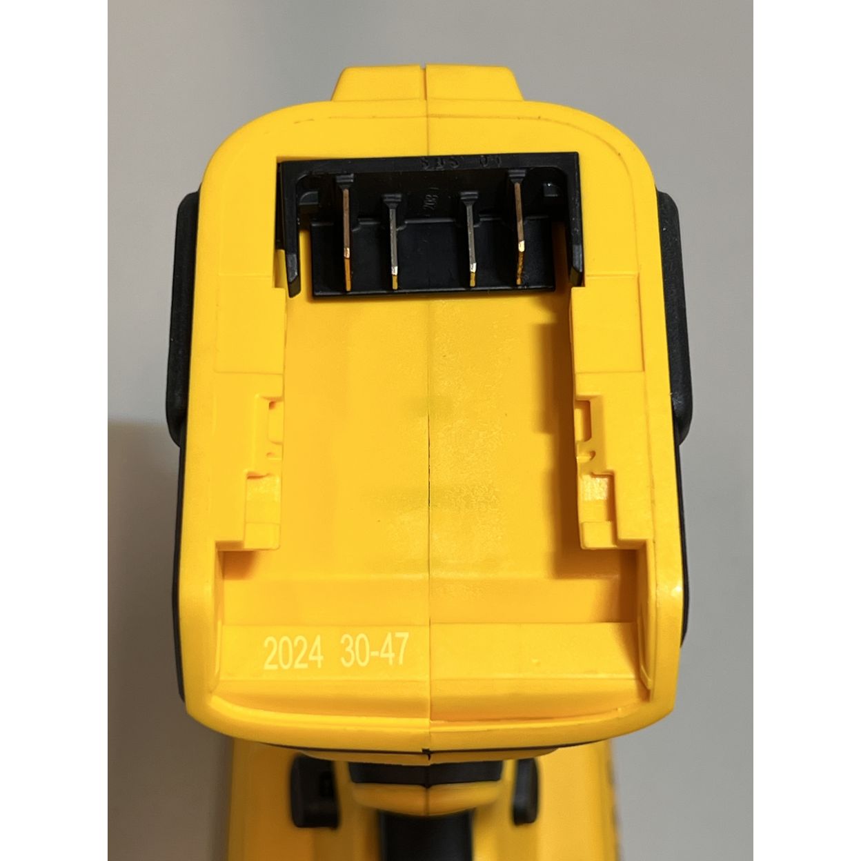 Аккумуляторный гайковерт DEWALT DCF897NT, 18 В, 1627 Нм, 2400 уд/мин, без АКБ и ЗУ, в кейсе TSTAK (УЦЕНЕННЫЙ ТОВАР) (DCF897NT-XJ/U)