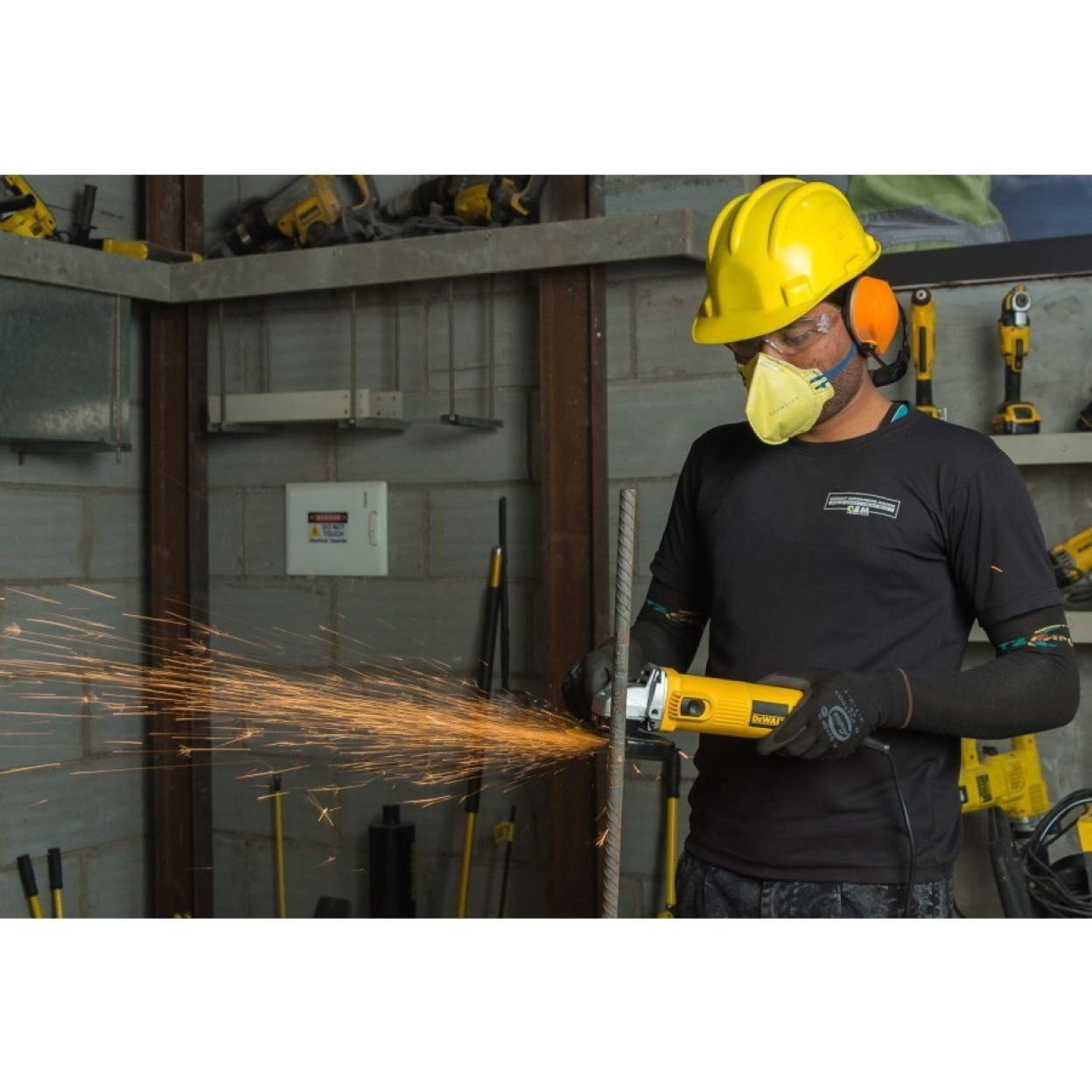 Угловая шлифовальная машина DEWALT DWE4115, 125 мм