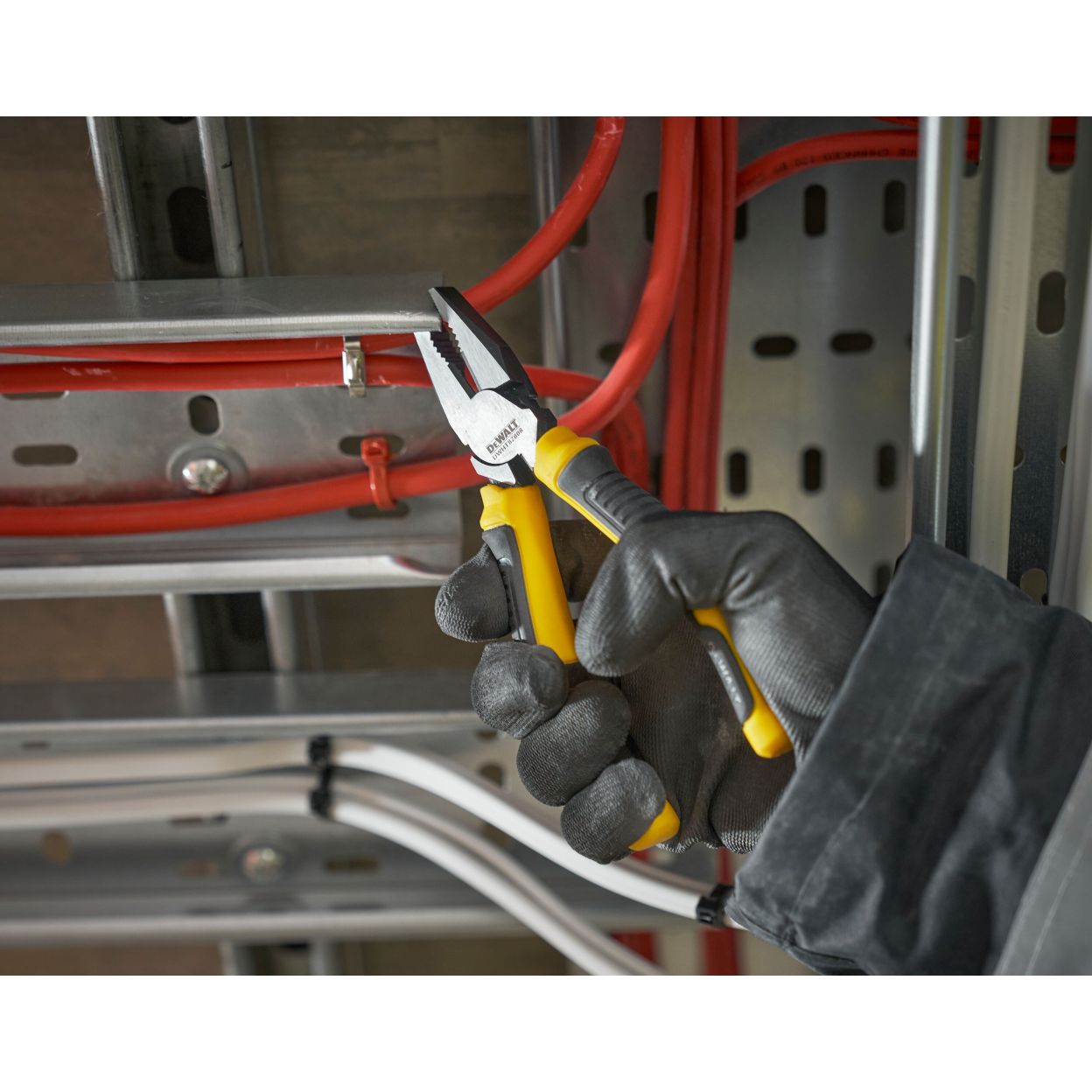 Комбинированные плоскогубцы DEWALT DWHT82808-0, 16 см