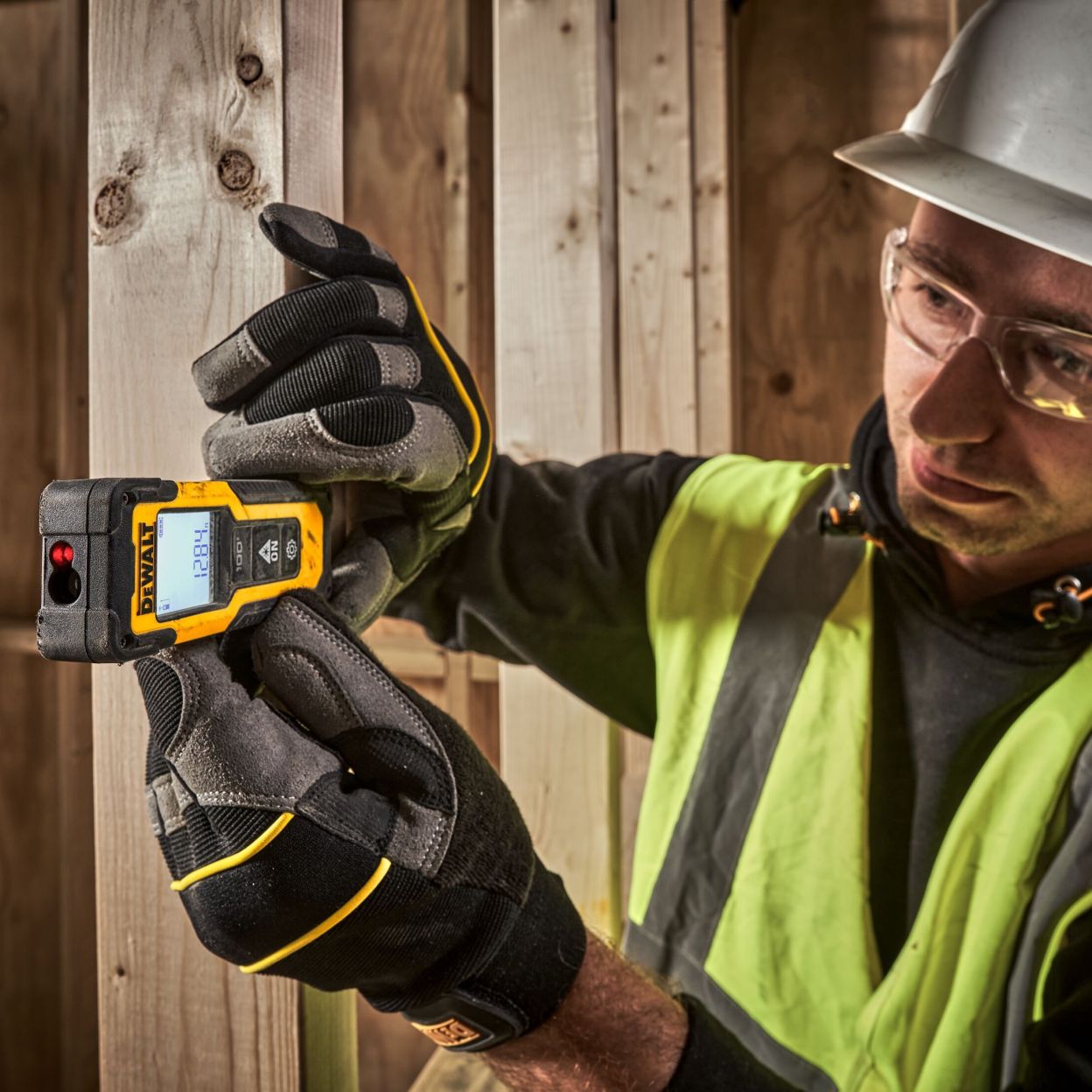Аккумуляторный набор лазерного инструмента DEWALT DW0887100-1: нивелир DW088CG + дальномер DWHT77100, на батарейках, в кейсе TSTAK