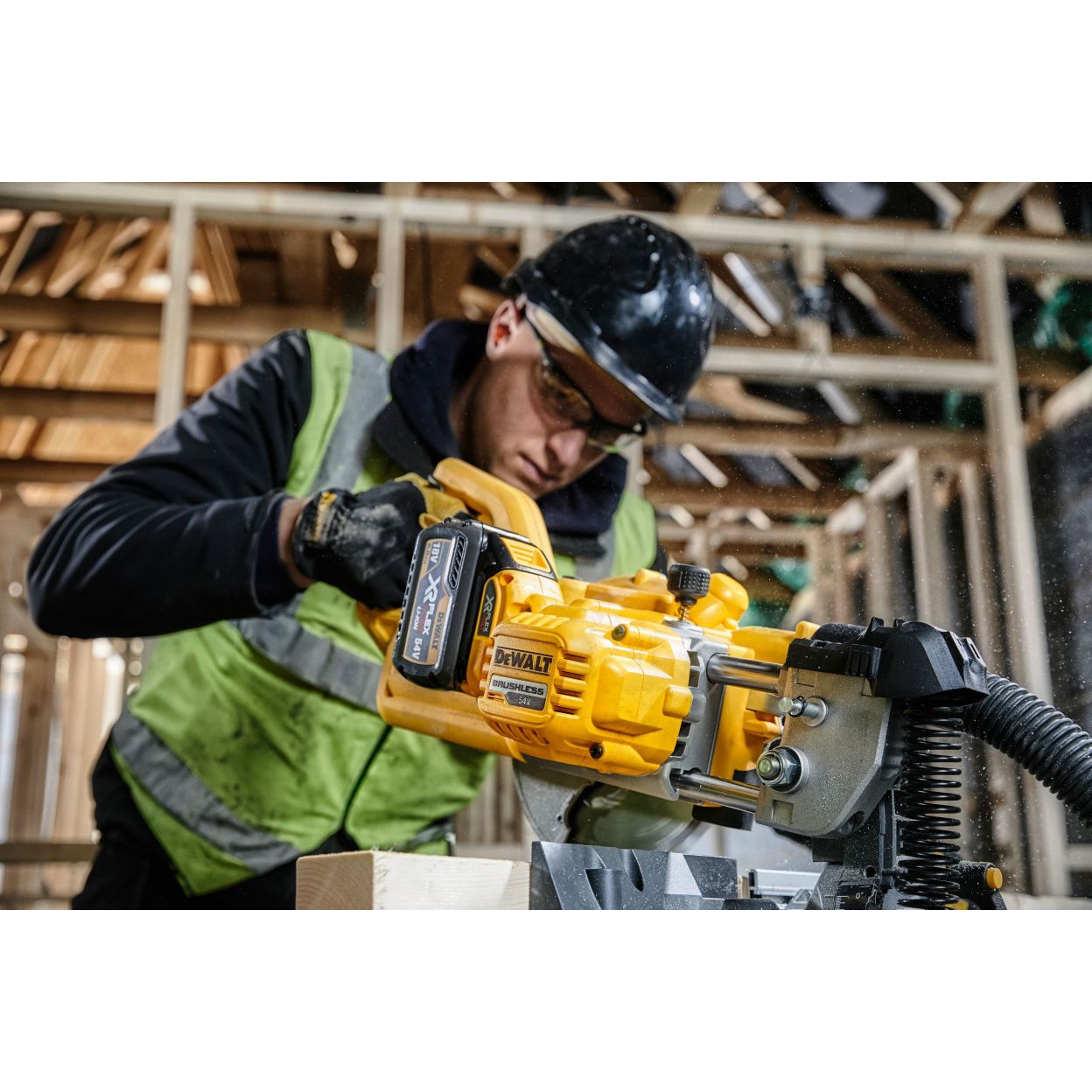 Аккумуляторная торцовочная пила DEWALT DCS777X1, 54 В, 216 мм, 6300 об/мин, с АКБ 3 Ач и ЗУ (DCS777X1N-XJ)