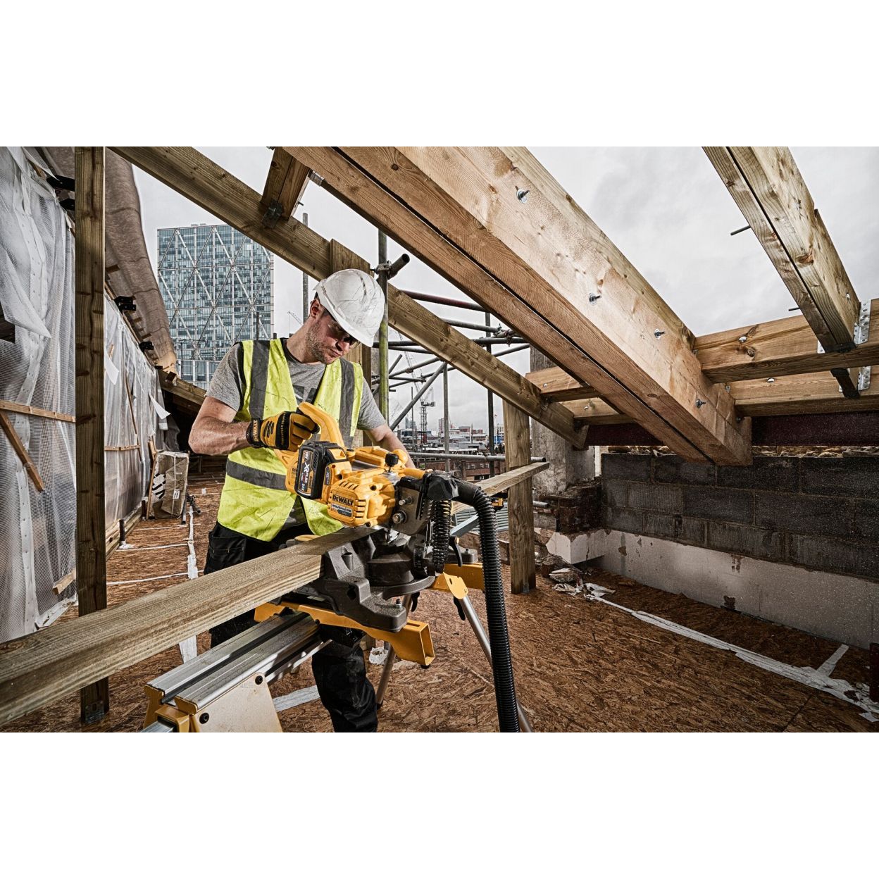 Аккумуляторная торцовочная пила DEWALT DCS777X1, 54 В, 216 мм, 6300 об/мин, с АКБ 3 Ач и ЗУ (DCS777X1N-XJ)