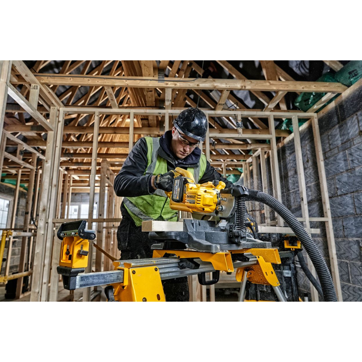 Аккумуляторная торцовочная пила DEWALT DCS777X1, 54 В, 216 мм, 6300 об/мин, с АКБ 3 Ач и ЗУ (DCS777X1N-XJ)