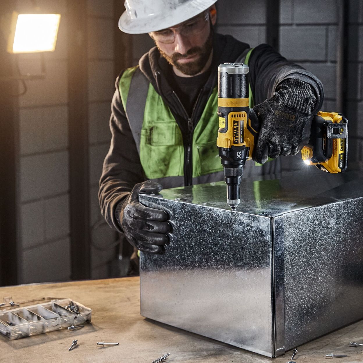 Аккумуляторный заклепочный пистолет DEWALT DCF403E1GT, 18 В, с АКБ 1.7 Ач и ЗУ, в кейсе TSTAK (DCF403E1GT-QW)