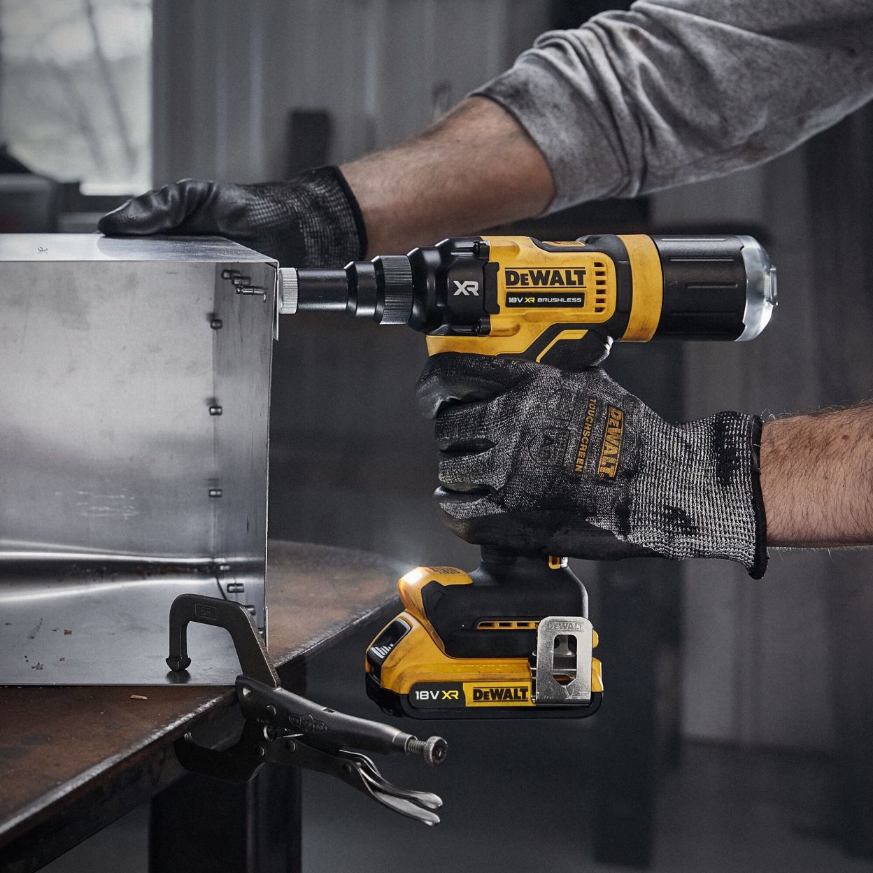 Аккумуляторный заклепочный пистолет DEWALT DCF403E1GT, 18 В, с АКБ 1.7 Ач и ЗУ, в кейсе TSTAK (DCF403E1GT-QW)