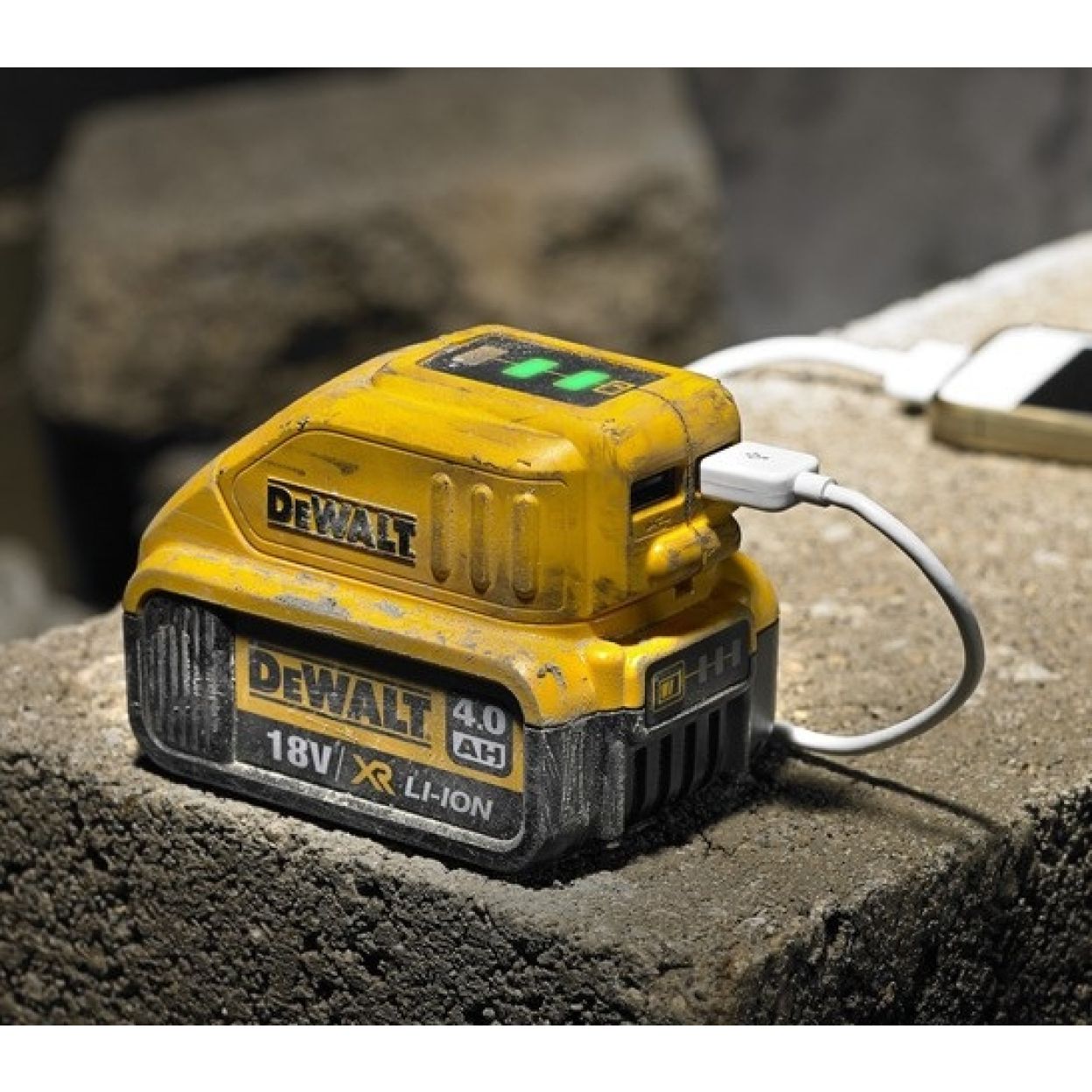 Зарядное устройство для мобильных устройств DEWALT, с 2 портами USB, 10.8-18 В, 1.5 А, DCB090
