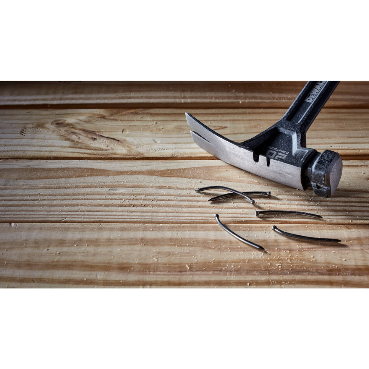 Молоток с прямым заострённым гвоздодёром DEWALT, 567 г (DWHT51004-0)