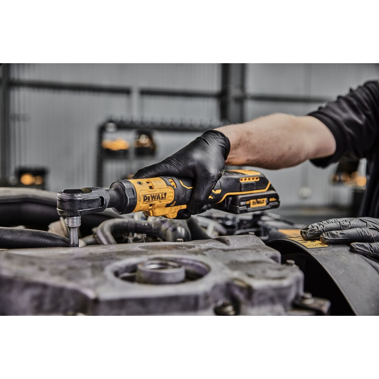 Аккумуляторный угловой гайковерт DEWALT DCF512D1, с трещоткой, 18 В, 95 Нм, 250 об/мин, с АКБ 2 Ач и ЗУ, в сумке (DCF512D1-QW)