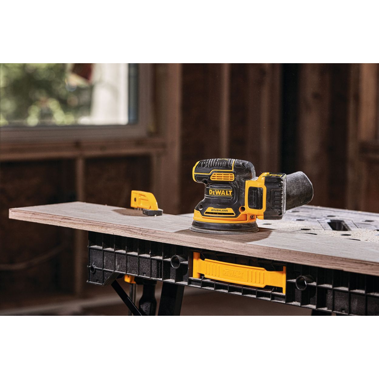 Аккумуляторная эксцентриковая шлифмашина DEWALT DCW210N, 18 В, 125 мм, 12000 кол/мин, без АКБ и ЗУ