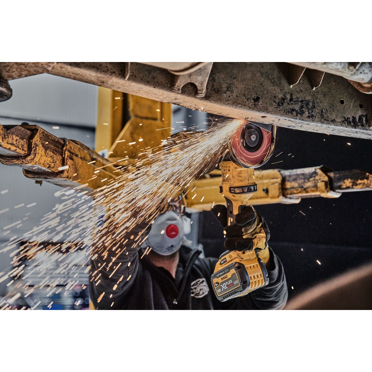 Аккумуляторная угловая шлифмашина DEWALT DCG418Y1, 54 В, 125 мм, 9000 об/мин, с АКБ 2 Ач и ЗУ