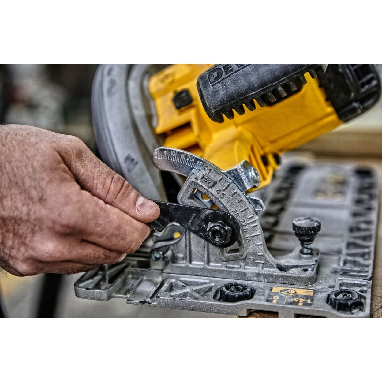 Дисковая пила DEWALT DWE576K, 1600 Вт, 190 мм, 5200 об/мин, в кейсе (DWE576K-QS)