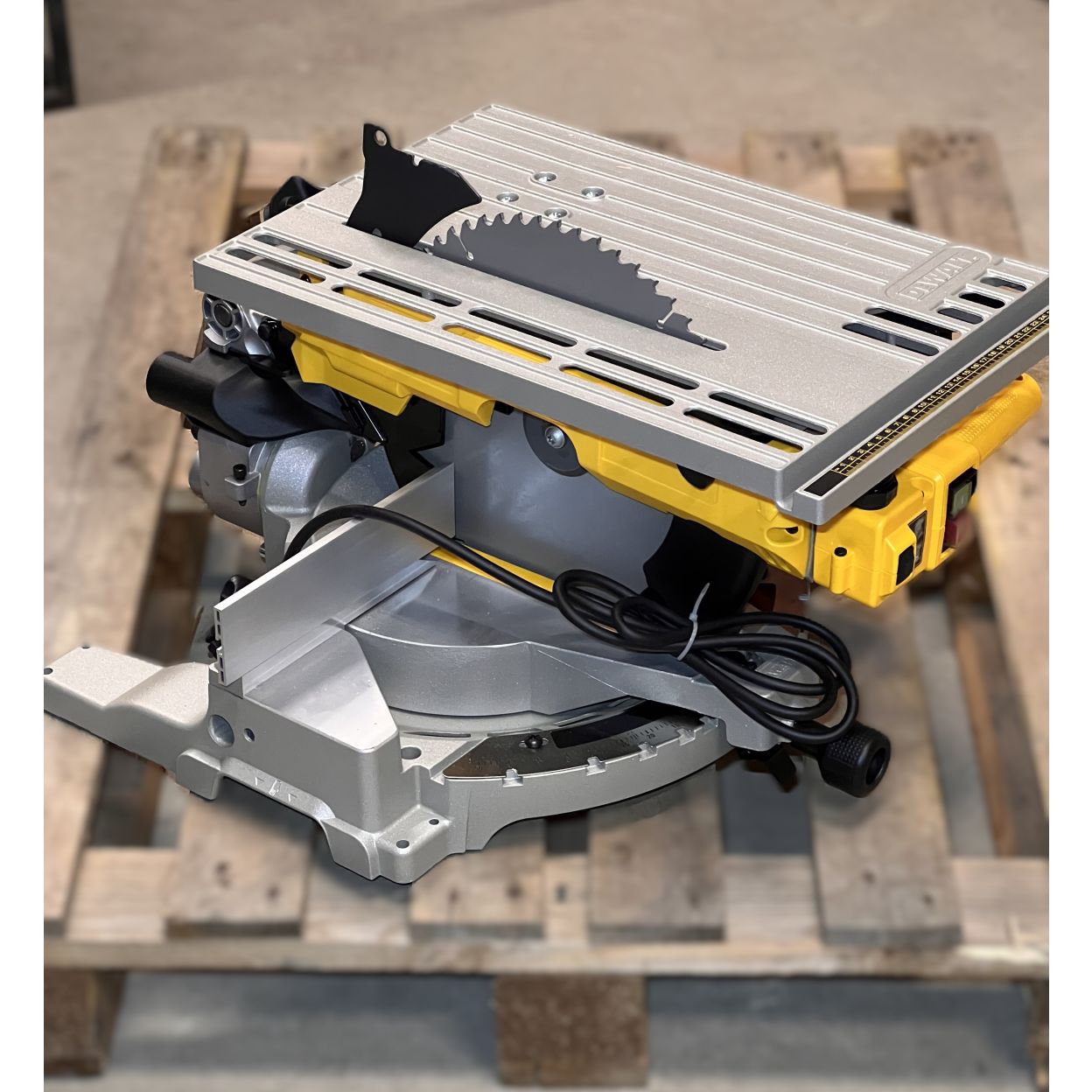 Комбинированная торцовочная пила DEWALT D27113, 1600 Вт, 305 мм, 3300 об/мин, (УЦЕНЕННЫЙ ТОВАР) (D27113-QS/U1)