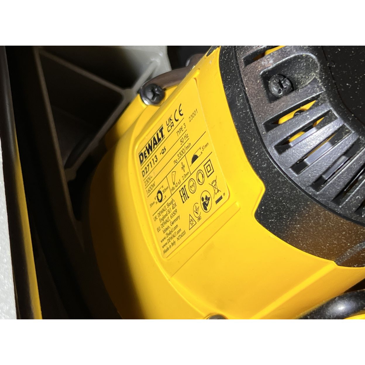 Комбинированная торцовочная пила DEWALT D27113, 1600 Вт, 305 мм, 3300 об/мин, (УЦЕНЕННЫЙ ТОВАР) (D27113-QS/U1)