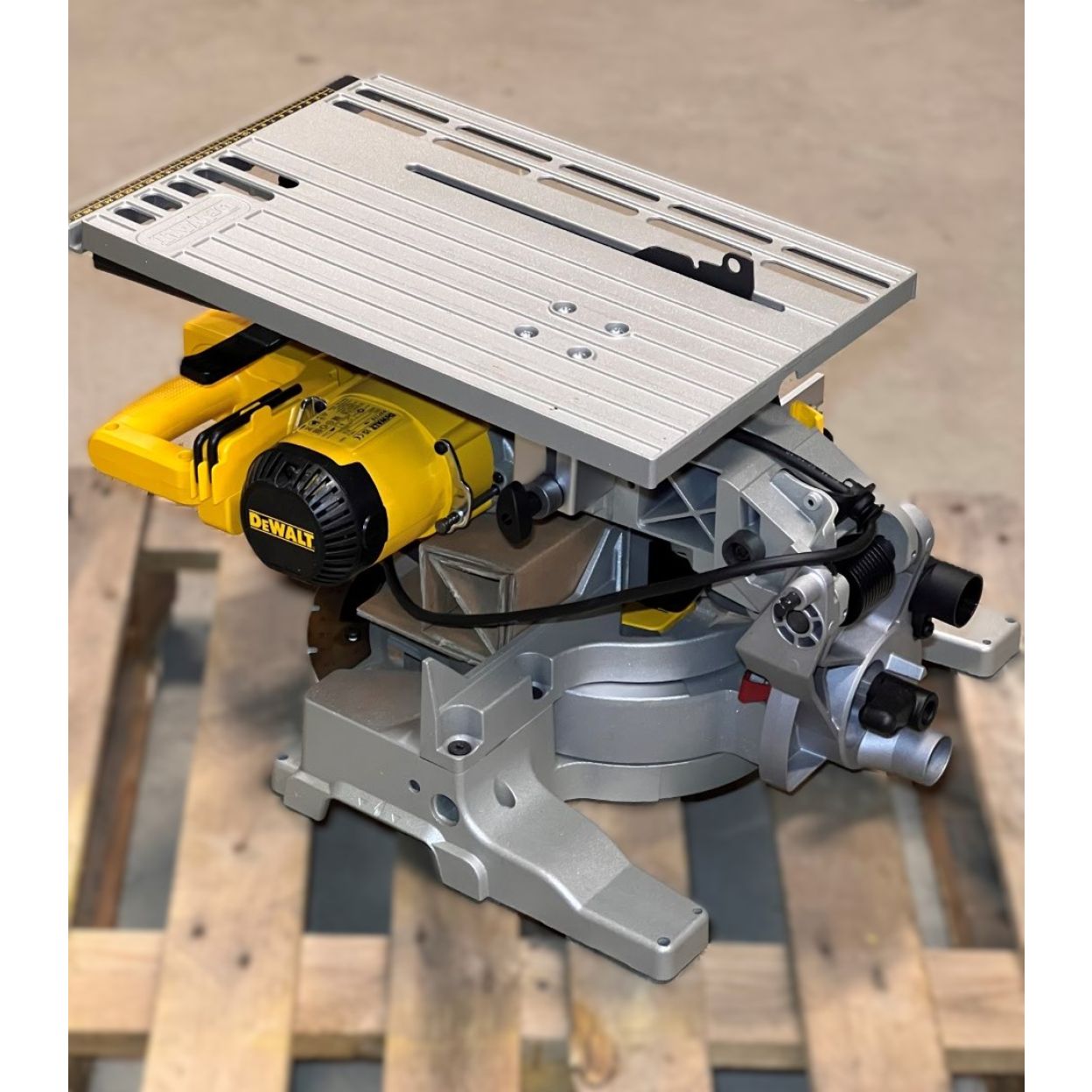 Комбинированная торцовочная пила DEWALT D27113, 1600 Вт, 305 мм, 3300 об/мин, (УЦЕНЕННЫЙ ТОВАР) (D27113-QS/U1)