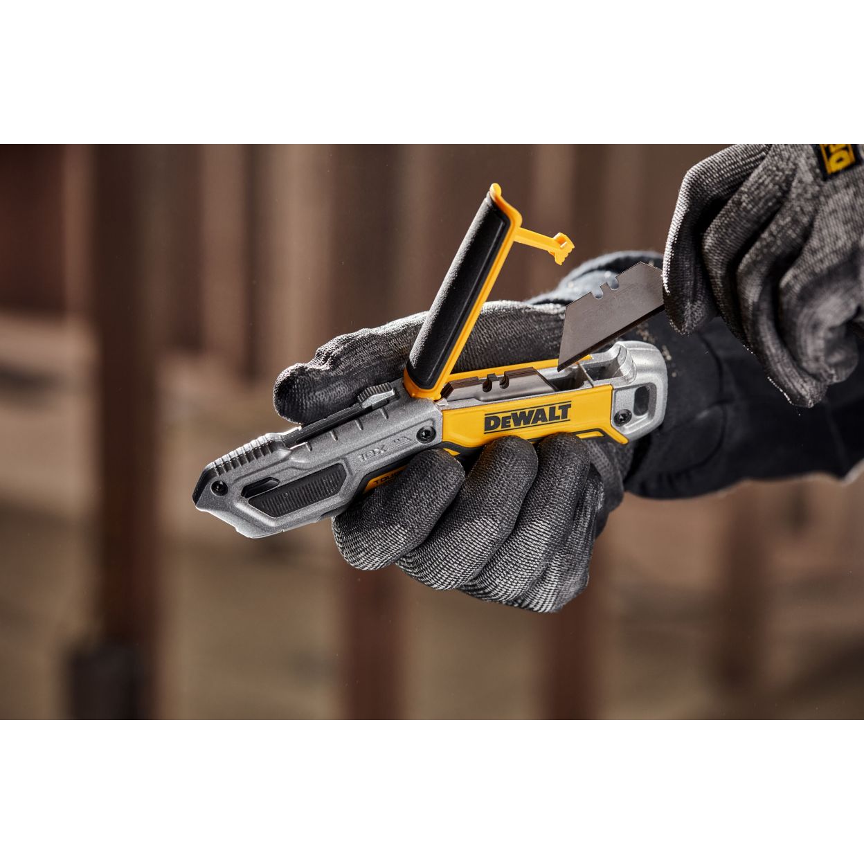 Нож DEWALT TOUGHSERIES DWHT10999-0, с выдвижным лезвием (DWHT10999-0)