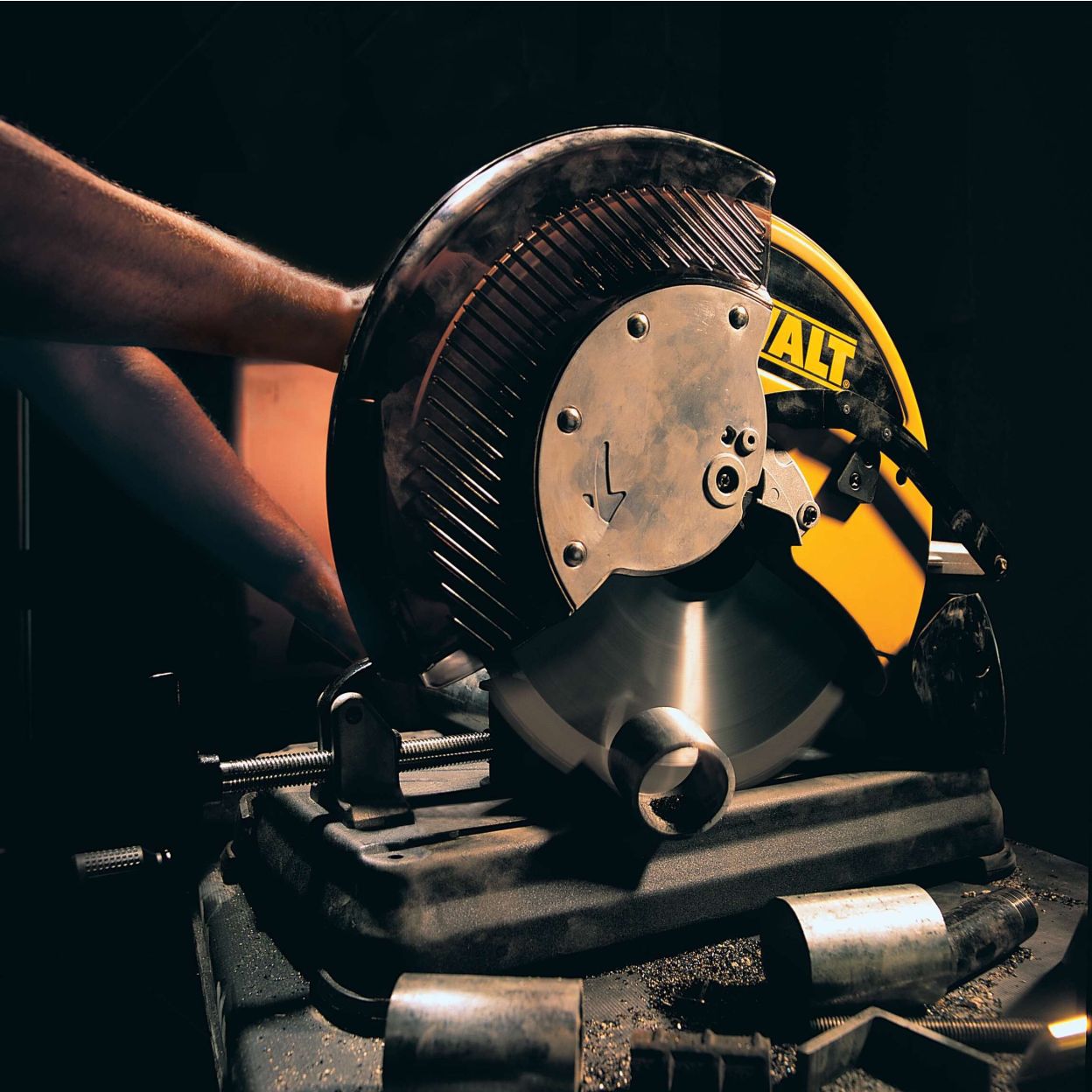 Монтажная пила DEWALT DW872, 2200 Вт, 355 мм, 1300 об/мин (DW872-QS)