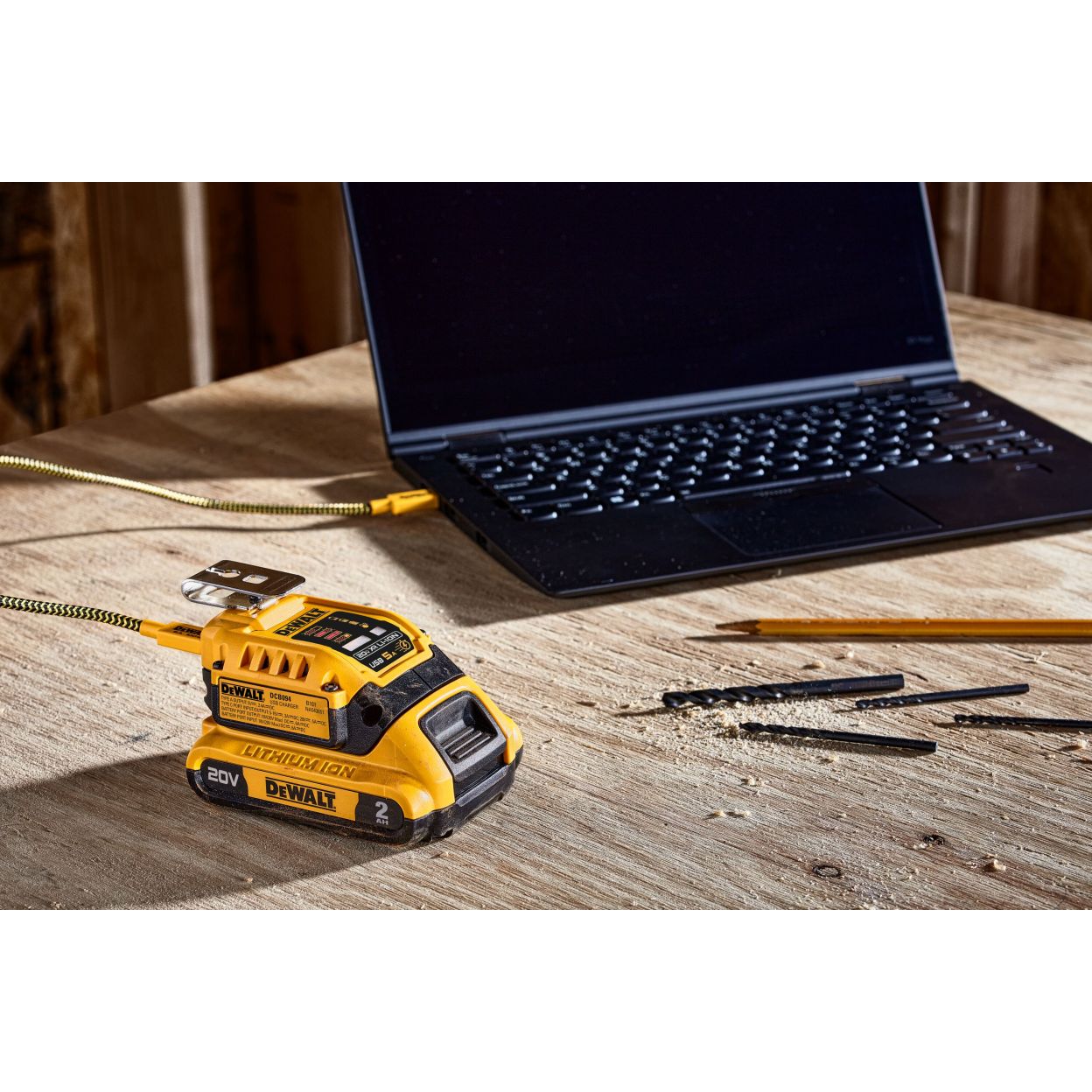 USB-адаптер для аккумуляторов DEWALT DCB094K, 18/54 В, 2.4 и 5 А (DCB094K-QW)