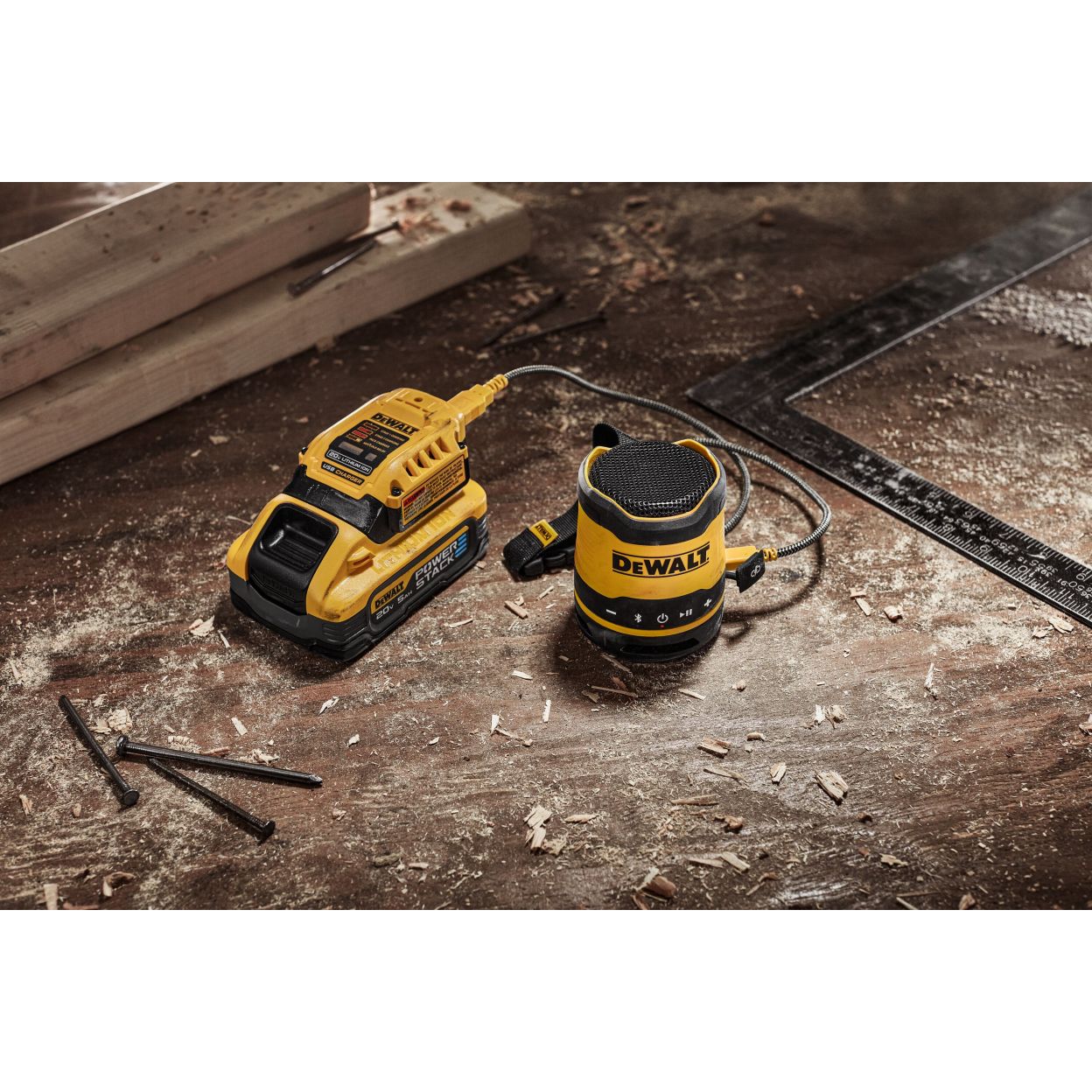 USB-адаптер для аккумуляторов DEWALT DCB094K, 18/54 В, 2.4 и 5 А (DCB094K-QW)