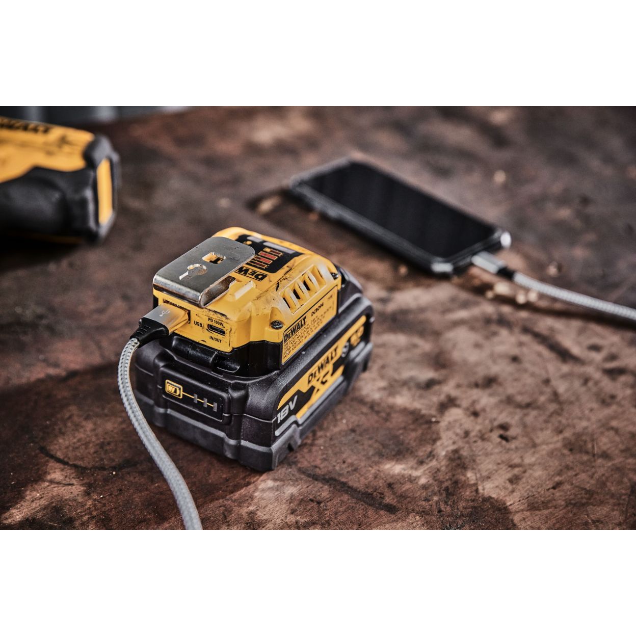 USB-адаптер для аккумуляторов DEWALT DCB094K, 18/54 В, 2.4 и 5 А (DCB094K-QW)