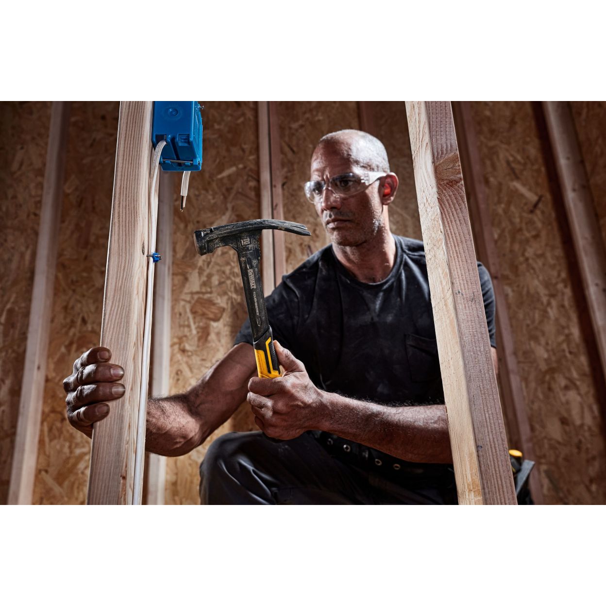 Молоток с прямым заострённым гвоздодёром DEWALT TOUGHSERIES, облегчённый, 340 г (DWHT51135-0)