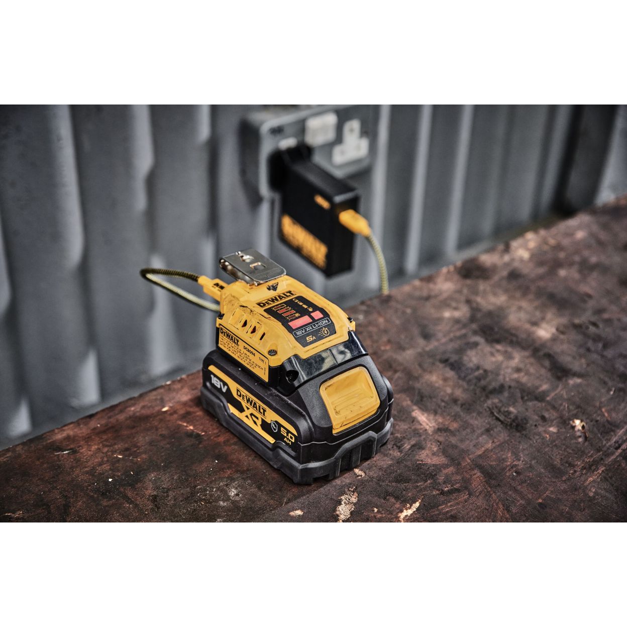 USB-адаптер для аккумуляторов DEWALT DCB094K, 18/54 В, 2.4 и 5 А (DCB094K-QW)