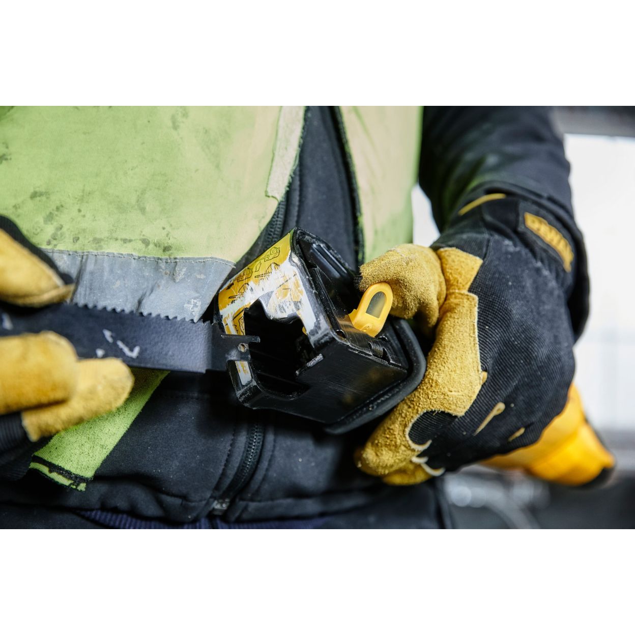 Сабельная пила DEWALT DWE305PK, 1100 Вт, 2800 ход/мин, 29 ход/мин, в кейсе (DWE305PK-QS)