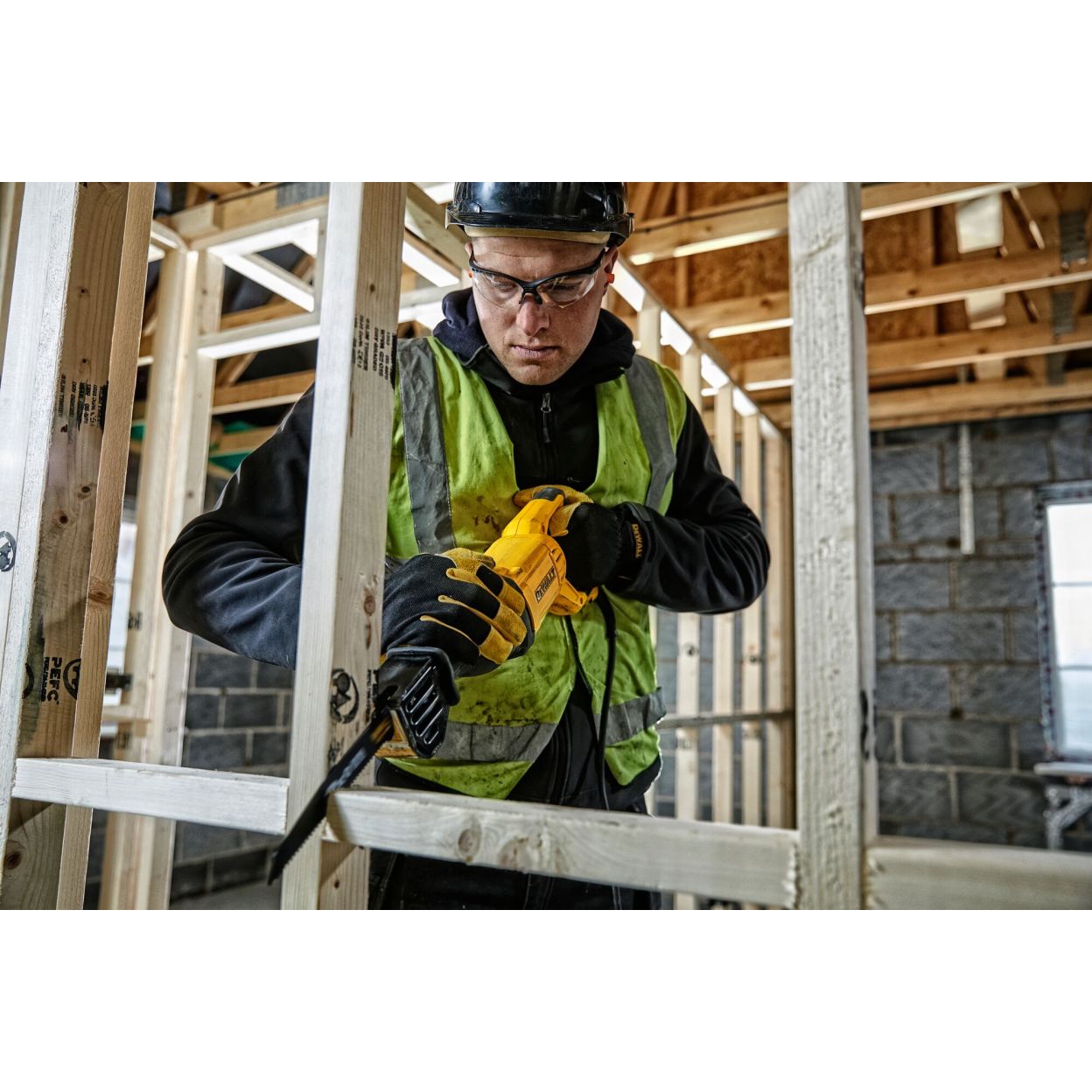 Сабельная пила DEWALT DWE305PK, 1100 Вт, 2800 ход/мин, 29 ход/мин, в кейсе (DWE305PK-QS)