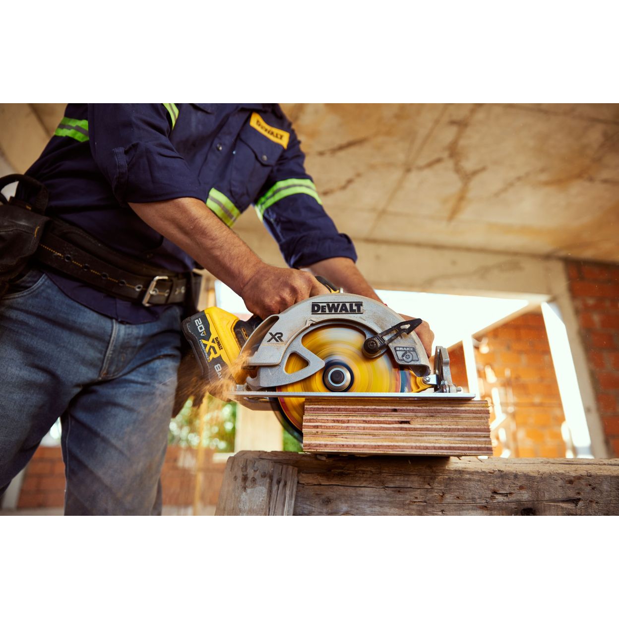 Аккумуляторная дисковая пила DEWALT DCS570B, 20 В, 184 мм, 5500 об/мин, без АКБ и ЗУ (DCS570B-XJ)