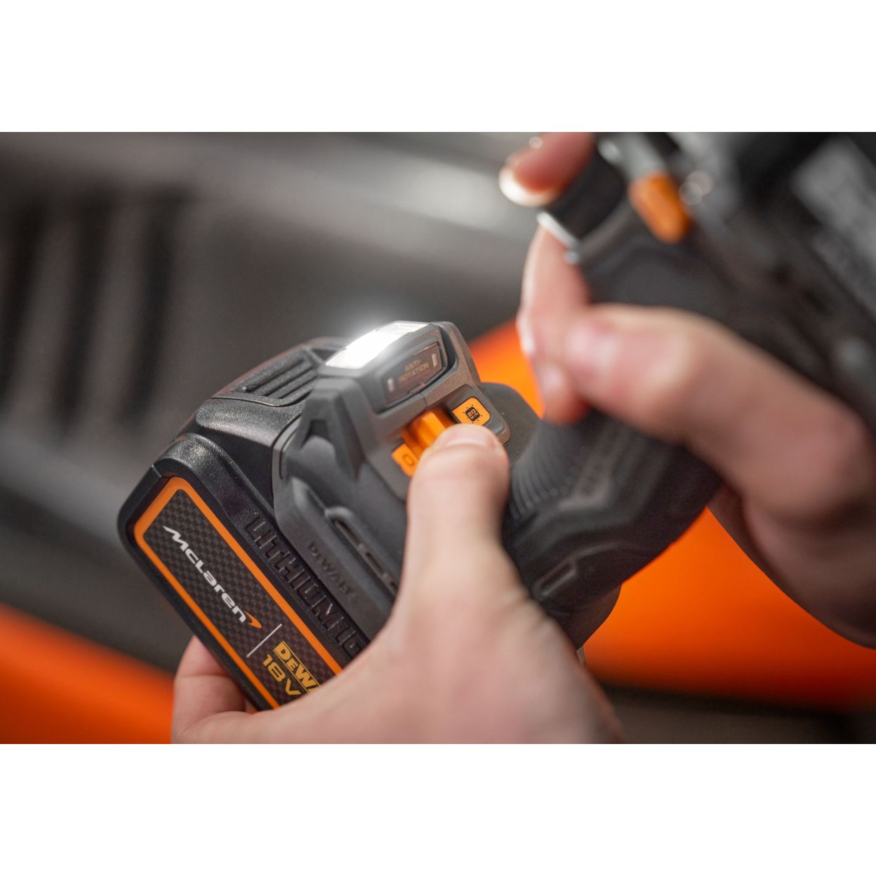 Ударная дрель-шуруповерт DEWALT McLaren Limited Edition DCD85MM2T, 18 В, 2000 об/мин, с АКБ 4 Ач и ЗУ, в кейсе TSTAK