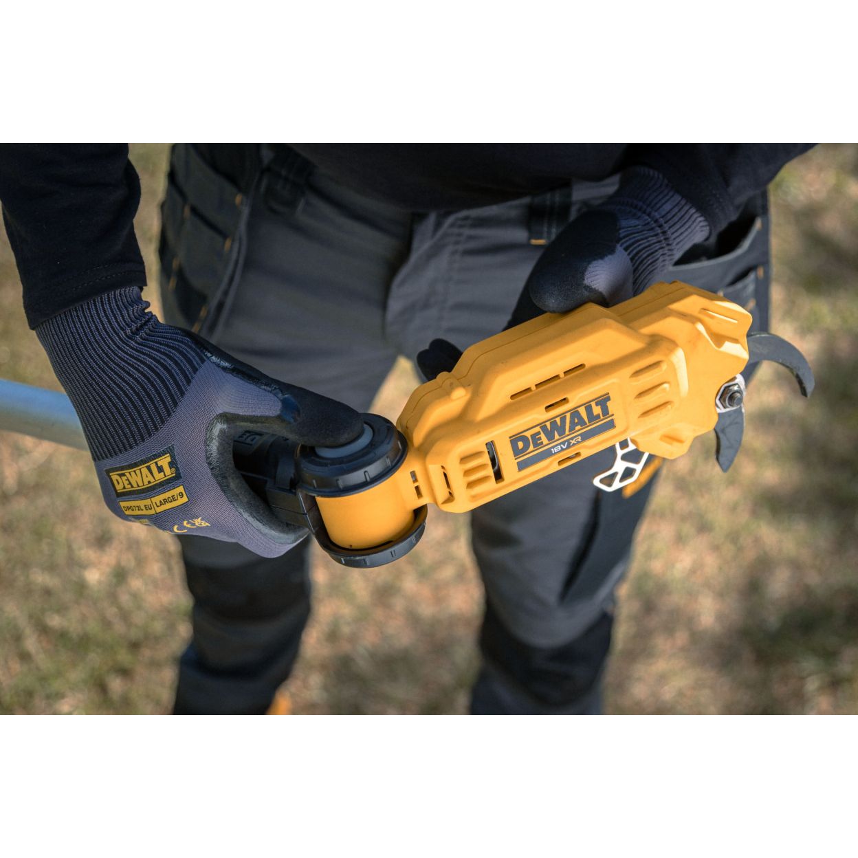 Аккумуляторный высотный секатор DEWALT DCMPP569P1, 18 В, рез до 38 мм, с АКБ 5 Ач и ЗУ (DCMPP569P1-QW)