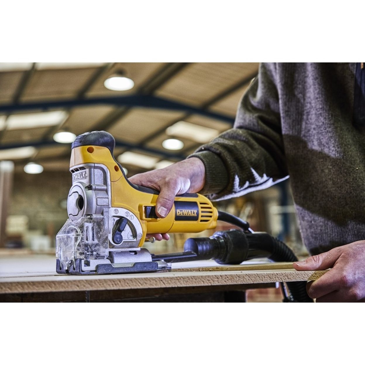 Лобзик с корпусной рукояткой DEWALT DW333KT, 701 Вт, в кейсе