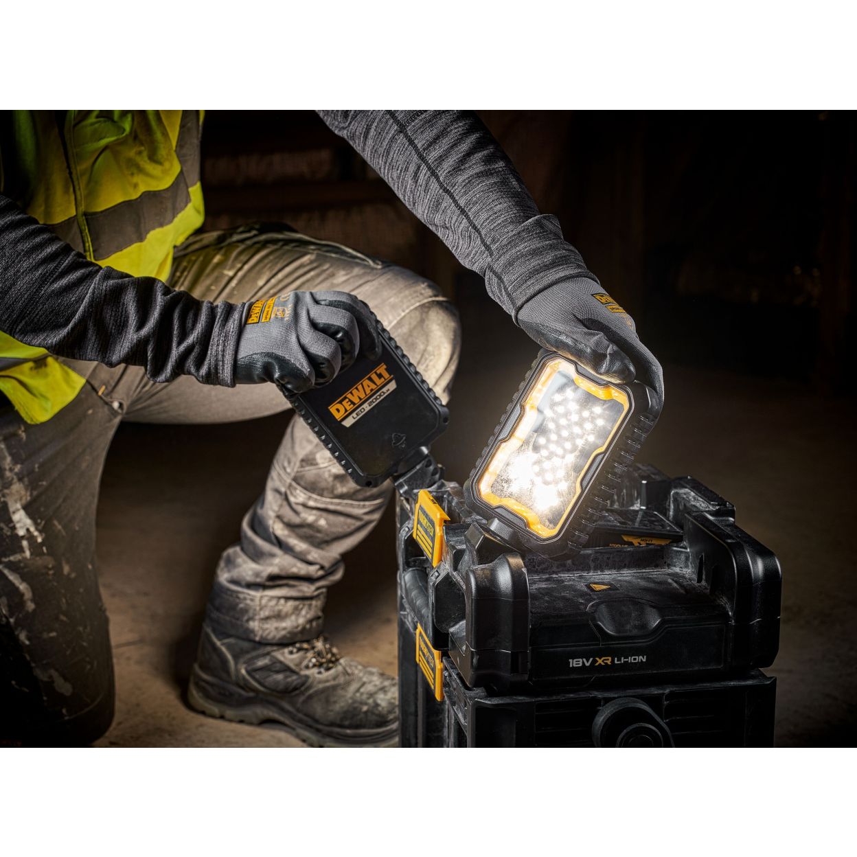 Ящик для инструмента DEWALT TOUGHSYSTEM DWST08061-1, c прожекторами, 4000 лм, 14 л