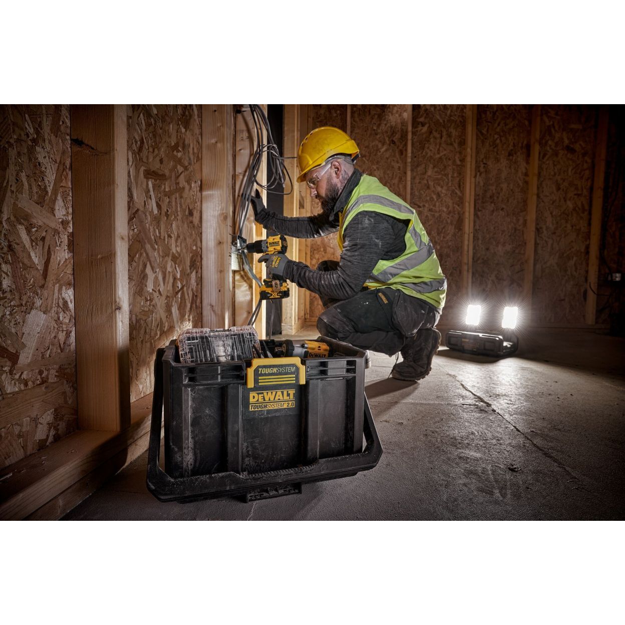Ящик для инструмента DEWALT TOUGHSYSTEM DWST08061-1, c прожекторами, 4000 лм, 14 л