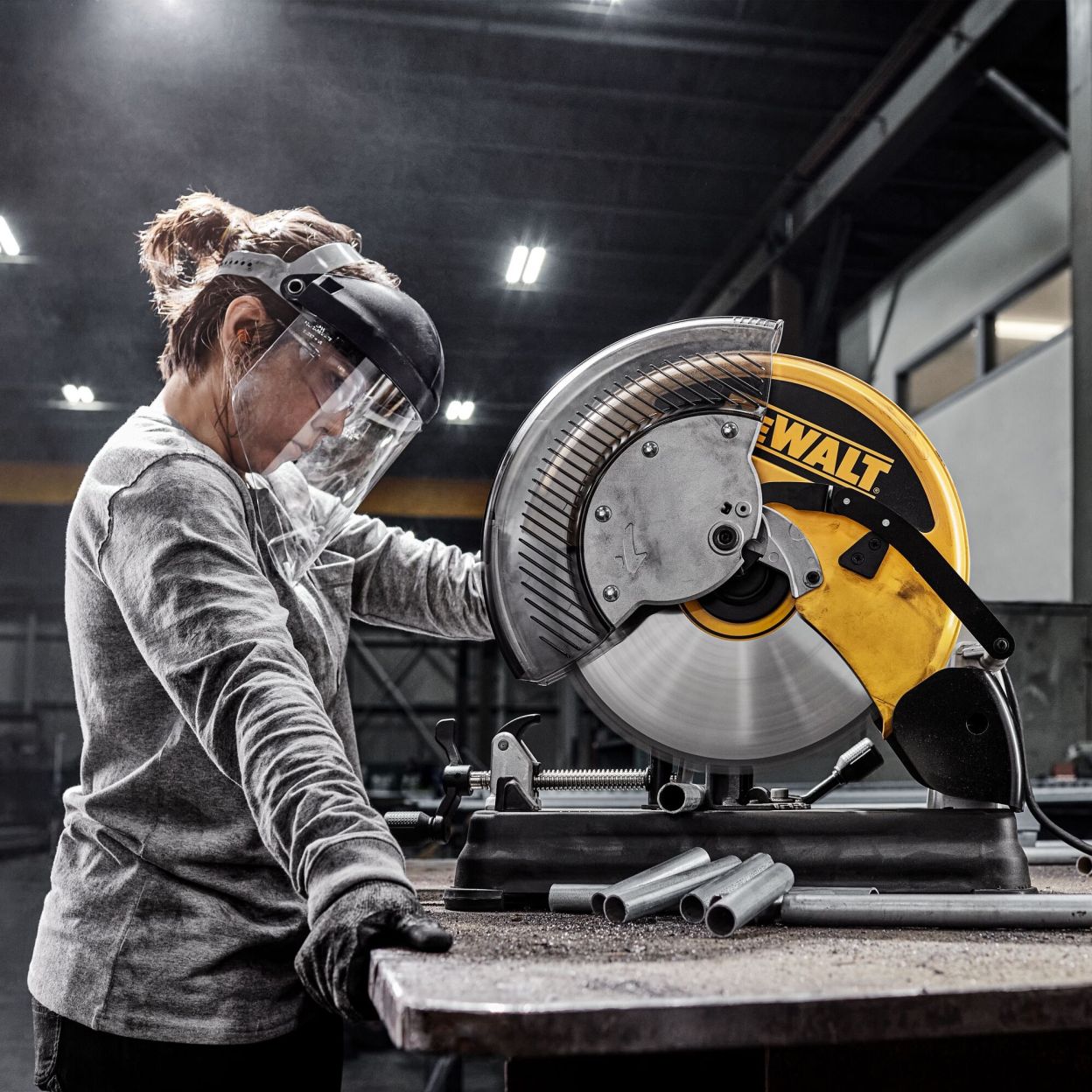 Монтажная пила DEWALT DW872, 2200 Вт, 355 мм, 1300 об/мин (DW872-QS)