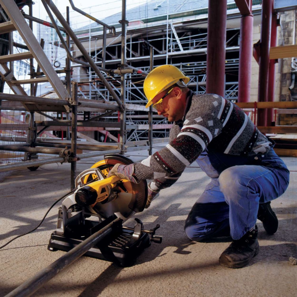 Монтажная пила DEWALT DW872, 2200 Вт, 355 мм, 1300 об/мин (DW872-QS)