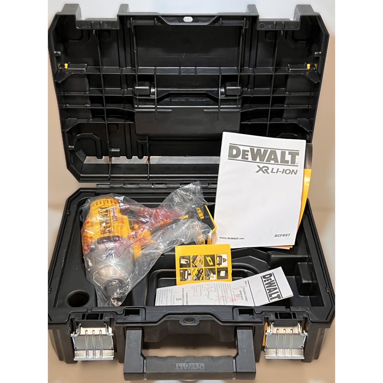 Аккумуляторный гайковерт DEWALT DCF897NT, 18 В, 1627 Нм, 2400 уд/мин, без АКБ и ЗУ, в кейсе TSTAK (УЦЕНЕННЫЙ ТОВАР) (DCF897NT-XJ/U)