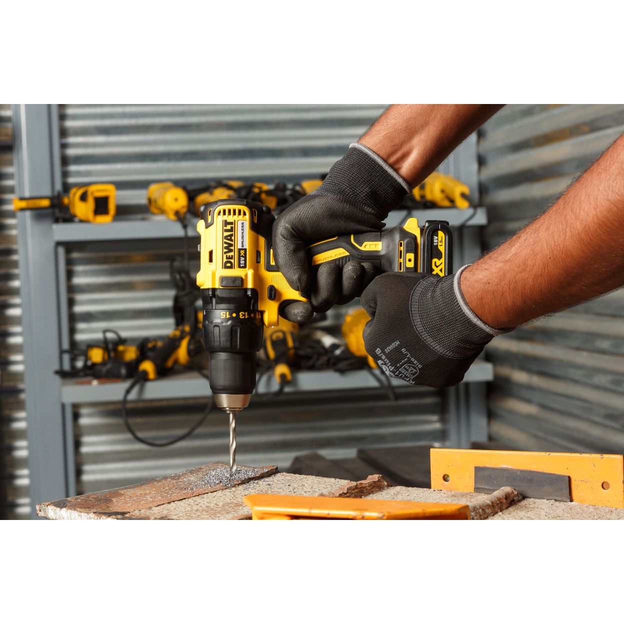 Аккумуляторная дрель-шуруповерт DEWALT DCD777M2T, 18 В, 1750 об/мин, с 2 АКБ 4 Ач и ЗУ, в кейсе TSTAK (DCD777M2T-QW)