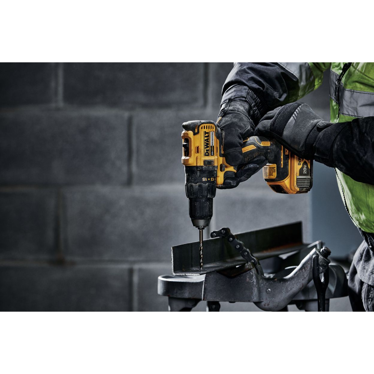 Аккумуляторная дрель-шуруповерт DEWALT DCD777M2T, 18 В, 1750 об/мин, с 2 АКБ 4 Ач и ЗУ, в кейсе TSTAK (DCD777M2T-QW)
