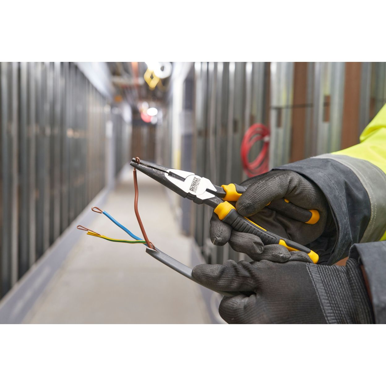 Набор плоскогубцев и кусачек DEWALT DWHT82813-0: плоскогубцы, 16 см + длинногубцы, 20 см + кусачки, 16 см