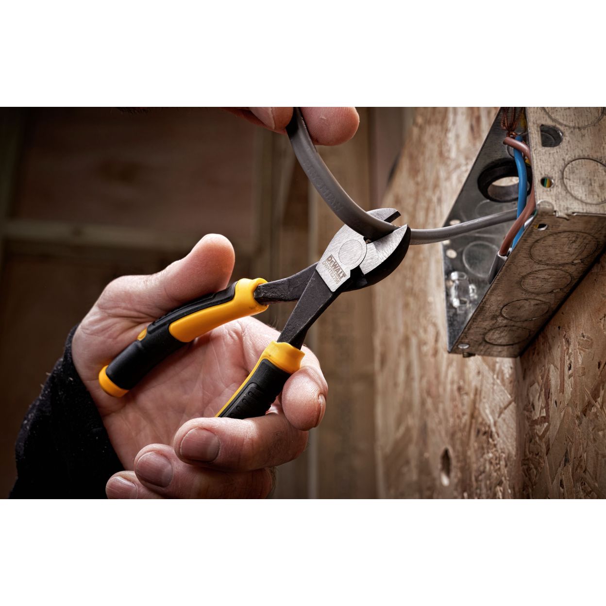 Набор плоскогубцев и кусачек DEWALT DWHT82813-0: плоскогубцы, 16 см + длинногубцы, 20 см + кусачки, 16 см