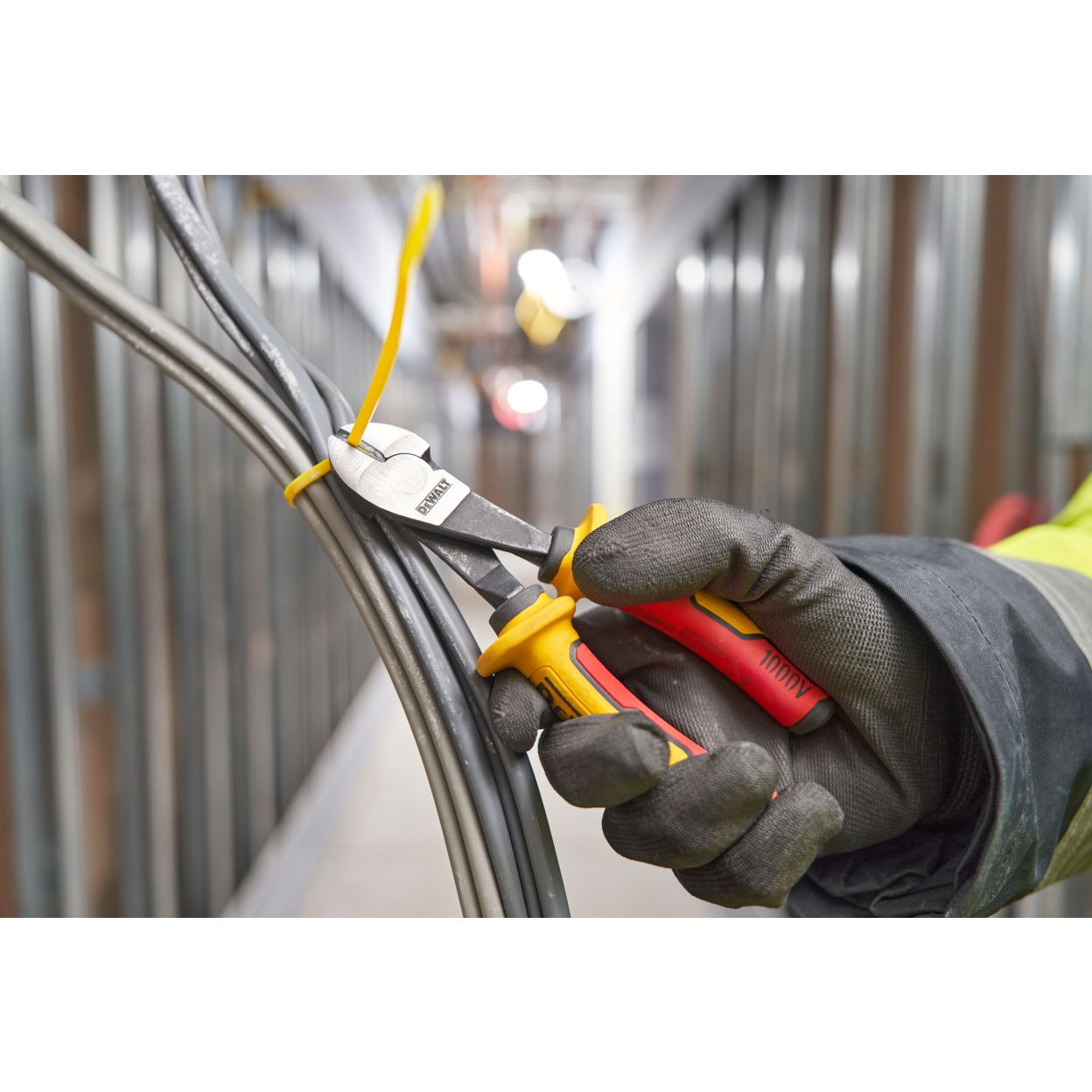 Диагональные кусачки DEWALT DWHT82801-0, с токоизолирующими рукоятками, 16 см