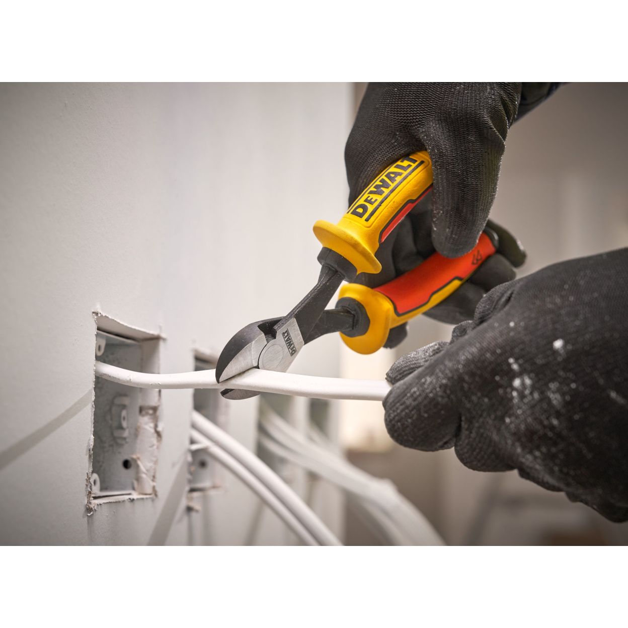 Диагональные кусачки DEWALT DWHT82801-0, с токоизолирующими рукоятками, 16 см