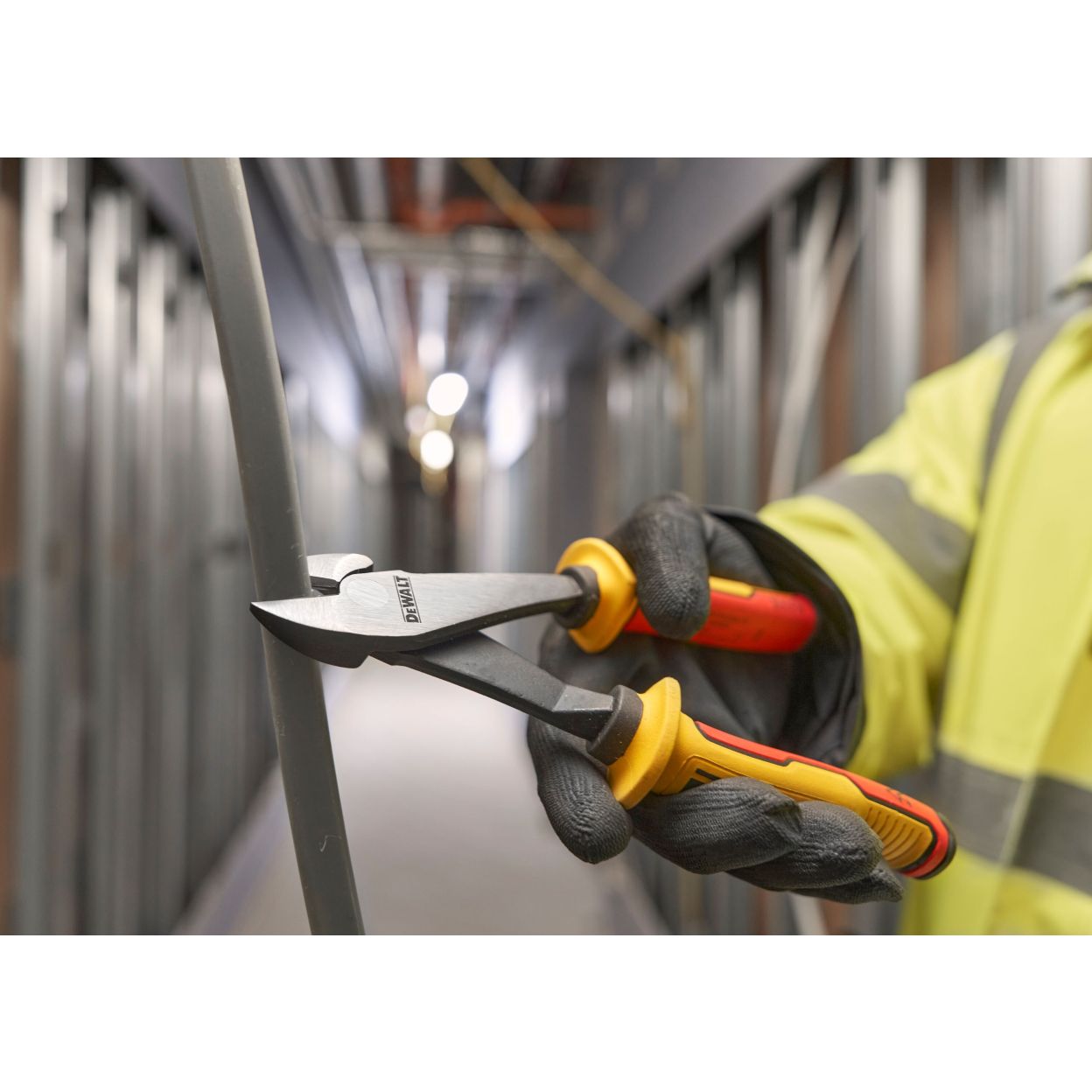 Диагональные кусачки DEWALT DWHT82801-0, с токоизолирующими рукоятками, 16 см