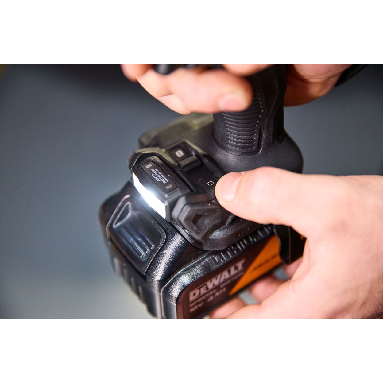Аккумуляторный набор DEWALT McLaren Limited Edition DCK2222MP2T: дрель-шуруповерт + шуруповерт, с 2 АКБ 5 Ач и ЗУ, в кейсе TSTAK