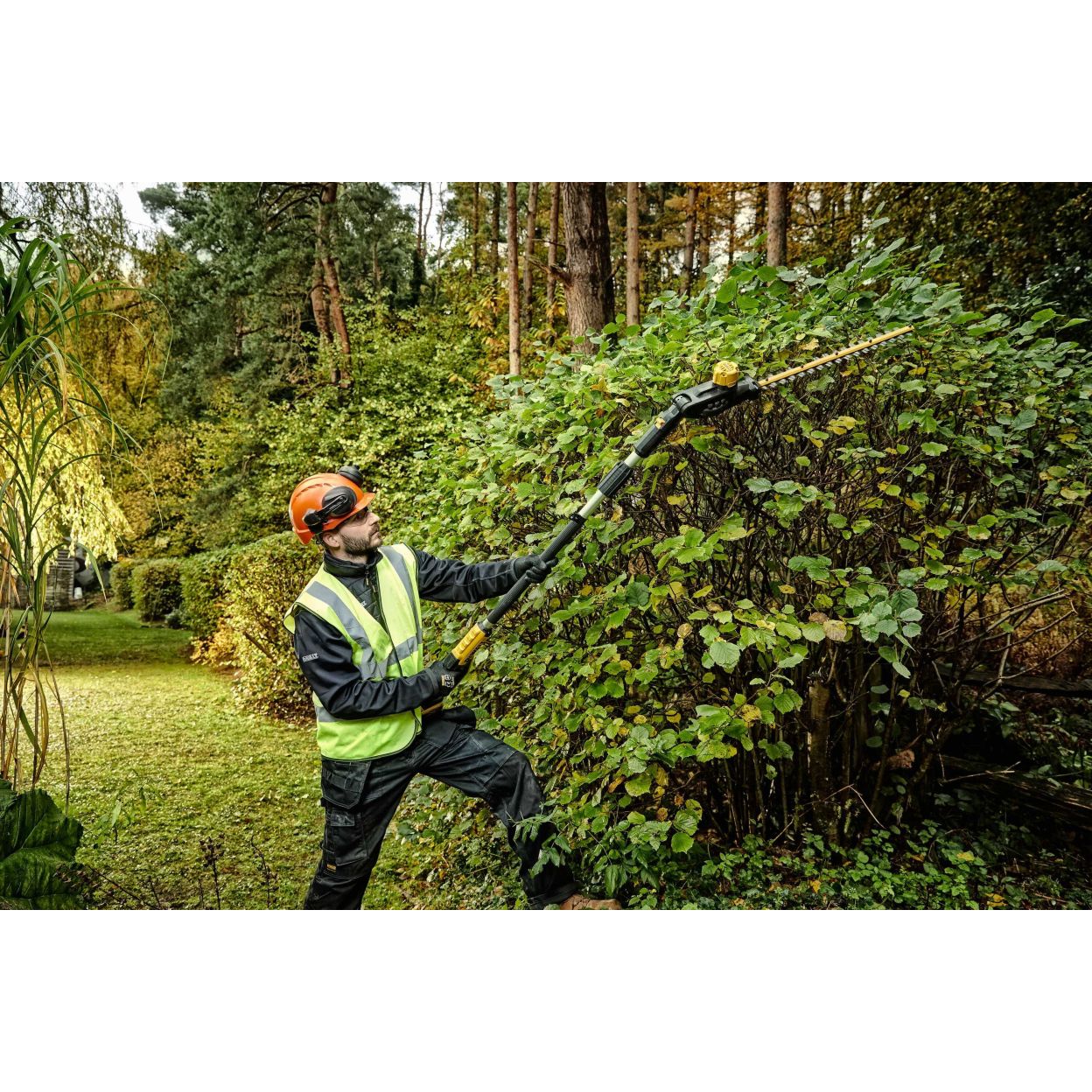 Аккумуляторный набор садовой техники DEWALT, 18 В: кусторез-высоторез DCMPH566 + триммер DCMST561, с АКБ 5 Ач и ЗУ