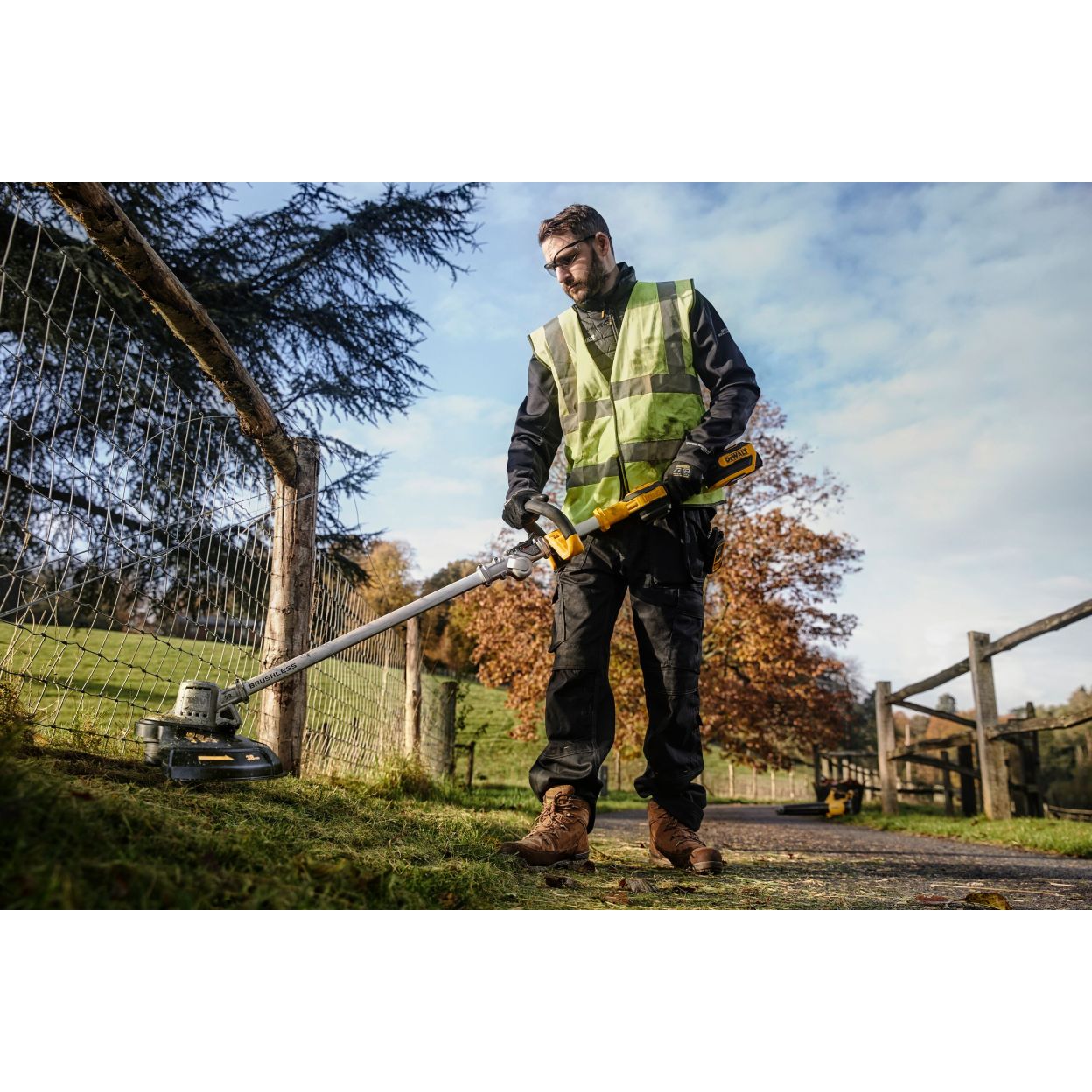 Аккумуляторный набор садовой техники DEWALT, 18 В: кусторез-высоторез DCMPH566 + триммер DCMST561, с АКБ 5 Ач и ЗУ