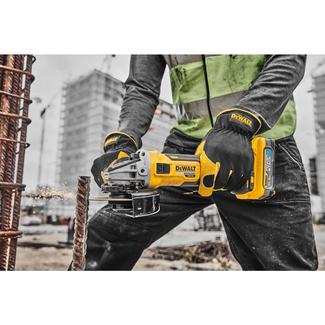Аккумуляторная угловая шлифмашина DEWALT DCG405NT, 18 В, 125 мм, 9000 об/мин, без АКБ и ЗУ, в кейсе TSTAK (DCG405NT-XJ)