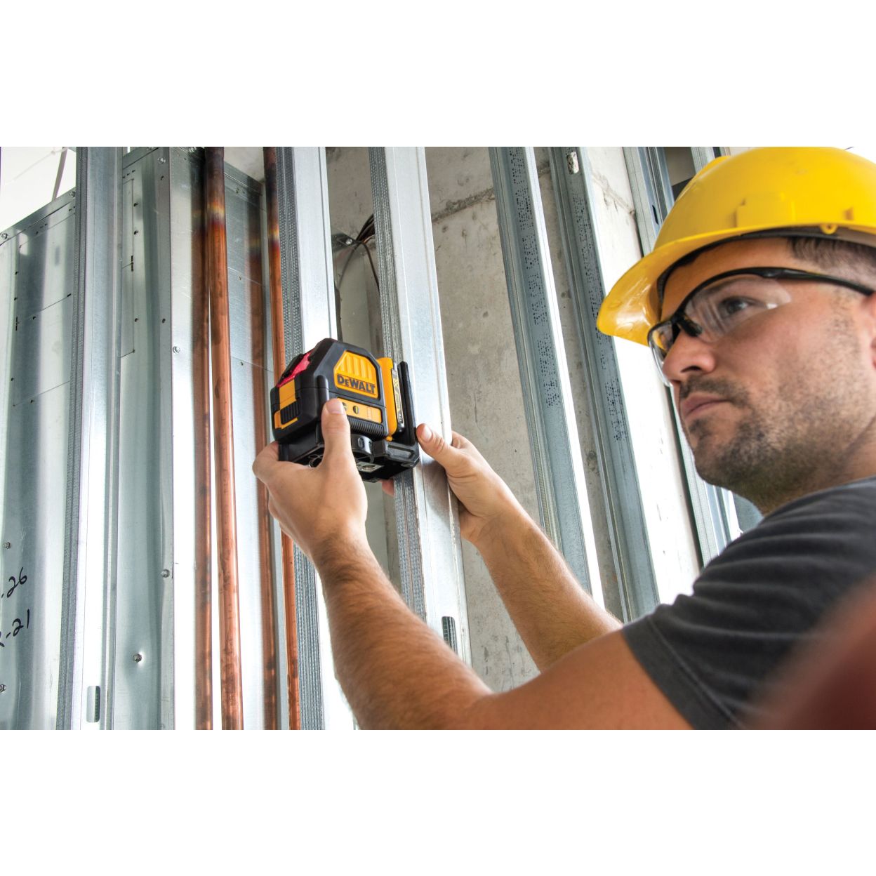 Аккумуляторный лазерный нивелир DEWALT DCE088D1R, 12 В, красный луч, 20 м, с АКБ 2 Ач и ЗУ, в кейсе TSTAK (DCE088D1R-QW)